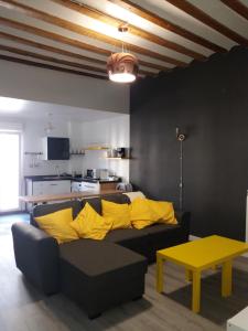 ログローニョにあるPrecioso Apartamento Casco Antiguoのリビングルーム(黒いソファ、黄色い枕付)