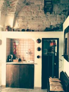 マルティナ・フランカにあるB&B Michelinaの小さなキッチン(シンク、ドア付)