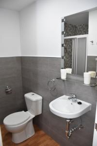 アリナガにあるApartamento Quintanaのバスルーム(トイレ、洗面台付)