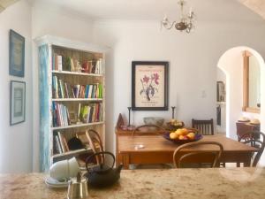 - une salle à manger avec une table et un bol de fruits dans l'établissement Fairhaven Beachhouse & Pool Blouberg seaside, à Bloubergstrand