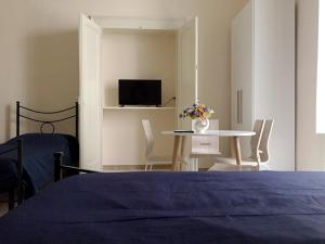 ナポリにあるCaToledoのリビングルーム(テーブル、椅子、テレビ付)
