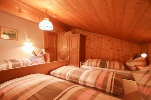 a bedroom with two beds in a cabin at Haus Eder in Saalfelden am Steinernen Meer