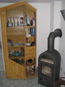 - un poêle à bois dans une chambre avec une étagère dans l'établissement Charmante Ferienwohnung, à Plön