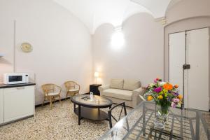 ジェノヴァにあるHelvetia Suiteのリビングルーム(コーヒーテーブル、ソファ付)