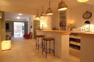 uma cozinha com um bar com bancos num quarto em Hostal Juanita em Ibiza