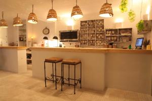 un bar con dos taburetes en un mostrador en Juanita Hostal, en Ibiza