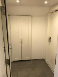 una habitación vacía con armarios blancos y una puerta en Residence Marmorvägen en Karlstad