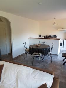 uma sala de jantar com mesa e cadeiras e uma cozinha em courtaline em Pietralba