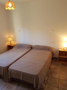 2 Betten nebeneinander in einem Zimmer in der Unterkunft courtaline in Pietralba