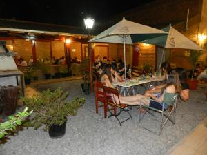 un grupo de personas sentadas en mesas en un restaurante en Hotel Buenos Aires en Salta