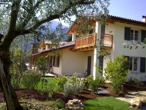 a house with a balcony and a yard at Agritur Acquastilla Giovanni Poli in Arco