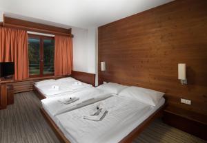 Letto o letti in una camera di Hotel Adam