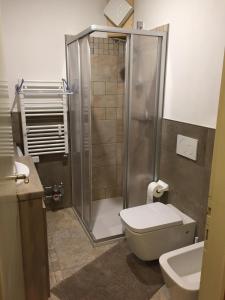 ボルミオにあるAppartamento Bormio centroのバスルーム(シャワー、トイレ、シンク付)