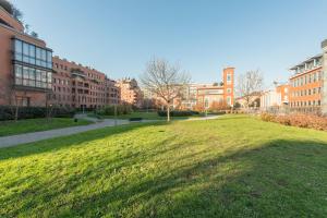 ミラノにあるMila Apartments Via Savonaの建物のある都市の大草原