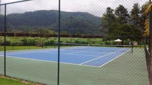 um campo de ténis com uma rede por cima em Condado Aldeia dos Reis SAHY em Mangaratiba