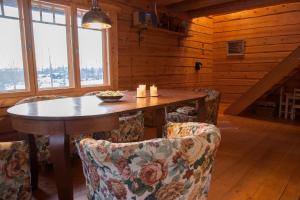 a dining room with a table and chairs in a cabin at Ahja puhkemaja in Ahja