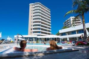 Piscina de la sau aproape de Bright Studio