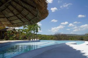 una piscina en un complejo con vistas en Hacienda Puerta del Cielo Eco Lodge & Spa en Masaya