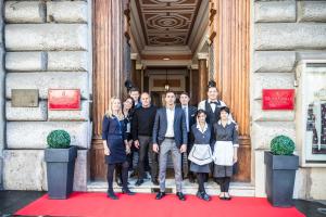 un gruppo di persone che si trovano di fronte a un edificio di Vibe Nazionale a Roma