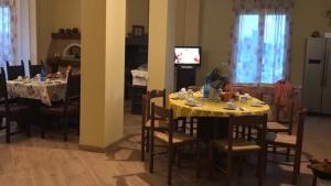 ein Esszimmer mit einem gelben Tisch und Stühlen in der Unterkunft B&B Rudéla Nonna Maria in Savio di Ravenna