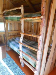 Двухъярусная кровать или двухъярусные кровати в номере Elulõng Camping