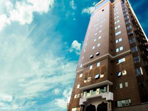 un edificio alto de color marrón con un cielo en el fondo en Batoul Ajyad Hotel en La Meca