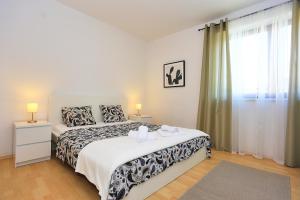 een witte slaapkamer met een bed en een raam bij First apartment Zadar in Zadar +93 foto's