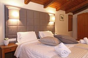 Ліжко або ліжка в номері Arion Hotel