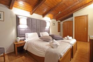 Ліжко або ліжка в номері Arion Hotel