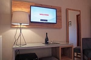 TV a/nebo společenská místnost v ubytování Arion Hotel