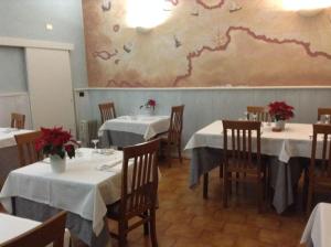 A restaurant or other place to eat at B&B Emozioni e Relax