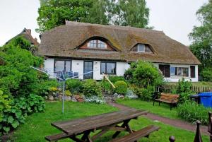 Groß ZickerにあるFerienhaus mit Reetdach und Seebliの茅葺き屋根の家