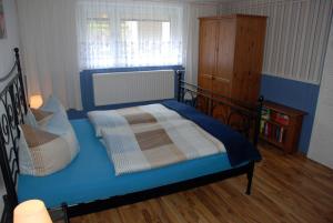 オストゼーバート・ゼリンにあるFerienwohnung Fam_ Biskupekのベッドルーム1室(青いベッド1台付)