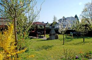 einen Garten mit einem Spielplatz und einem Pavillon in der Unterkunft NEU - Ferienhaus mit Sonnenterrasse in Ostseebad Sellin
