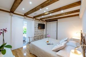 Televízia a/alebo spoločenská miestnosť v ubytovaní Leona Apartments