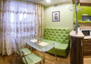 カザンにあるСибирский тракт 13のダイニングルーム(緑のソファ、テーブル付)