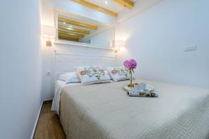 Posteľ alebo postele v izbe v ubytovaní Leona Apartments