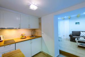 Kuchyňa alebo kuchynka v ubytovaní Leona Apartments