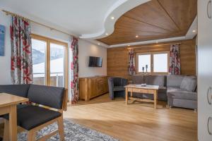 ein Wohnzimmer mit einem Sofa und einem Tisch in der Unterkunft Chalet Strobl in Walchsee