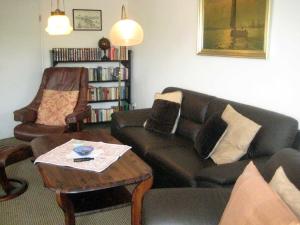 a living room with a couch and a coffee table at Ferienhaus AS TO HUS in Büsum