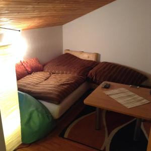 Kleines Zimmer mit einem Bett und einem Tisch in der Unterkunft Rooftop flat in Bansko