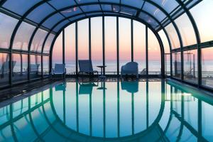 Бассейн в Hotel Praia или поблизости
