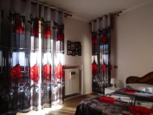 1 dormitorio con 1 cama y una ventana con pájaros rojos en Dolce Dormire, en Foggia