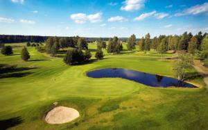 una vista aérea de un campo de golf con un estanque en Residence Marmorvägen en Karlstad