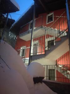 une pile de neige devant un bâtiment dans l'établissement La Maison D' Amelie, à Fenis