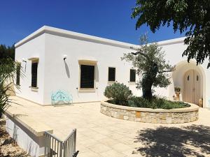 a white house with a courtyard in front of it at Casa Giada B&B in Gallipoli