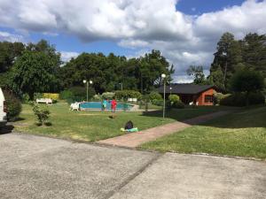 dos personas jugando con una cometa en un parque en Lihuen Villarrica, en Villarrica
