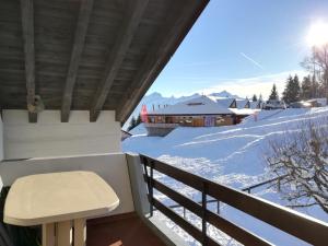 Romantic Chalet-Style Flat with Mountain View að vetri til