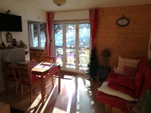 Posezení v ubytování Romantic Chalet-Style Flat with Mountain View