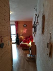 Setusvæði á Romantic Chalet-Style Flat with Mountain View
